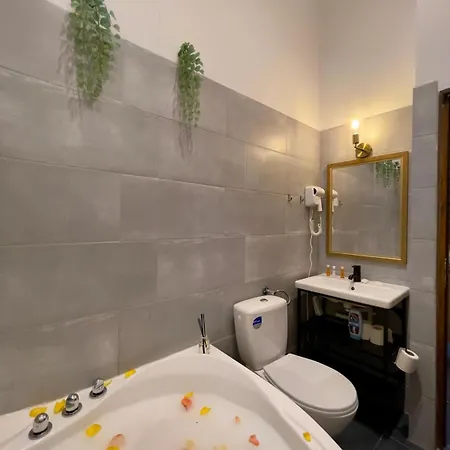 Old Town Jacuzzi Apartment *